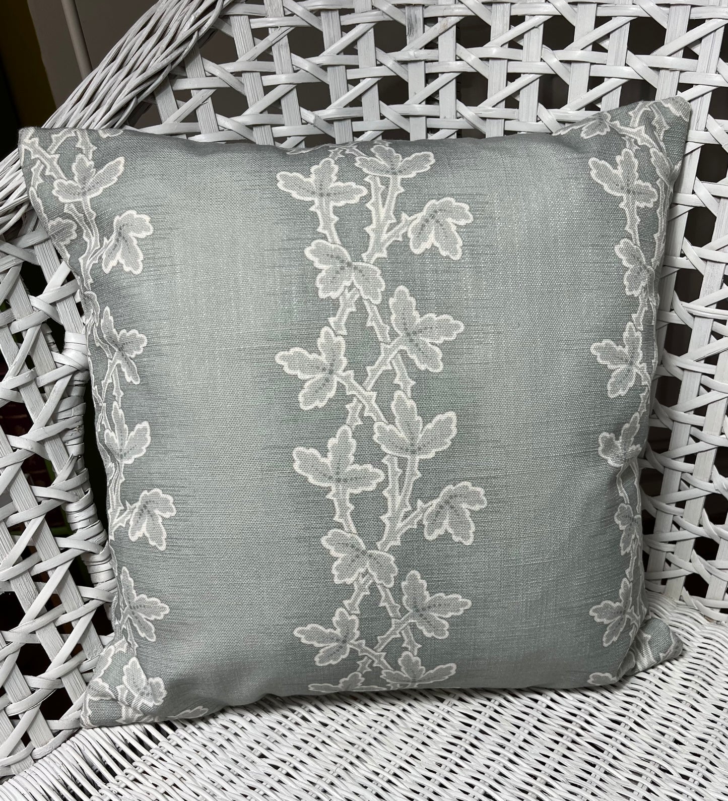 Lunds Leaf, French Grey, Bundle of 3. 2 cushion covers and lampshade