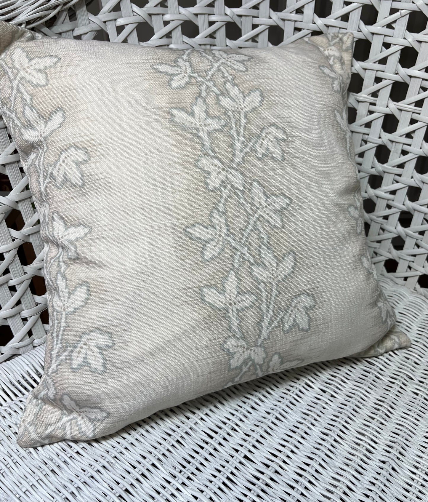 Lunds Leaf, French Grey, Bundle of 3. 2 cushion covers and lampshade